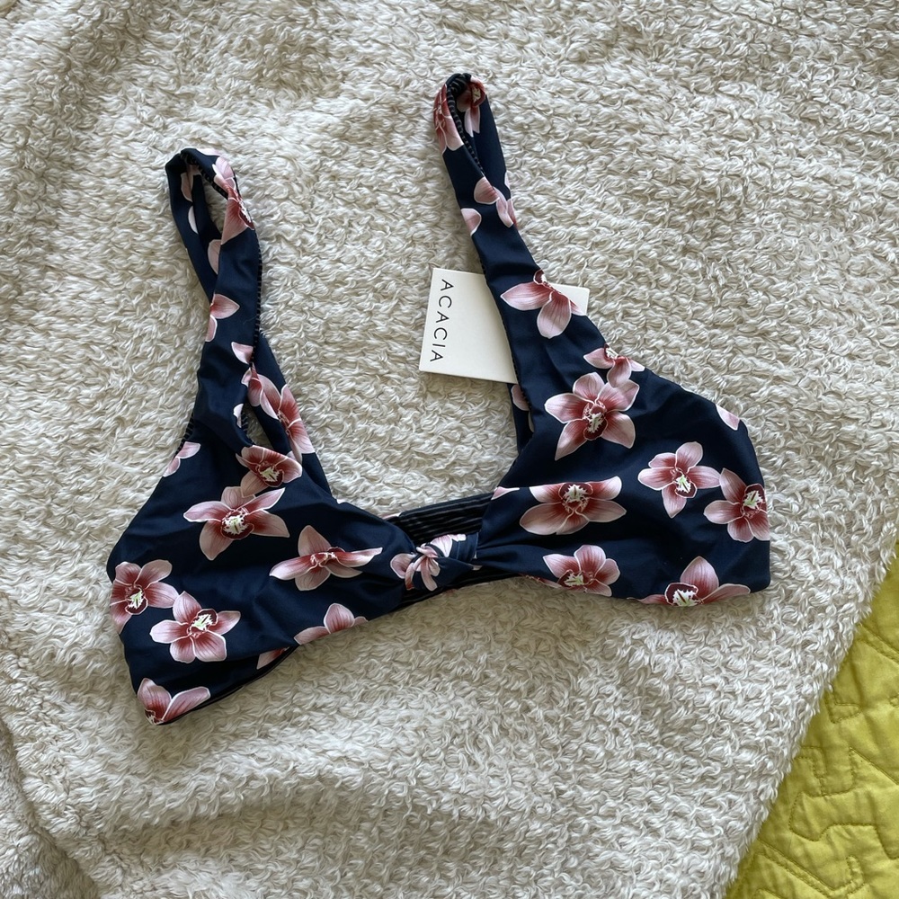 Acacia Isle Top
